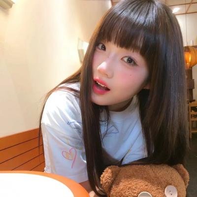 随盲柳入眠的女人